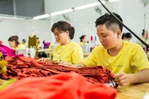Dây chuyền may theo công đoạn tại xưởng may áo thun đồng phục AnnA Uniforms với đội ngũ nhân viên lớn, kinh nghiệm lâu năm. |Liên hệ ngay để được tư vấn!