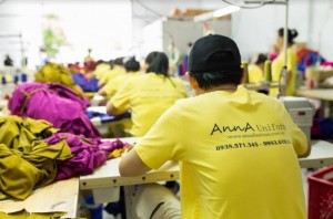 AnnA Uniforms là xưởng may gia công áo đầm công sở đẹp nổi tiếng với chất liệu tốt, chất lượng được chọn lựa từ nguồn uy tín.