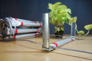 Bề rộng thang là 30cm, với khoảng cách giữa các bậc thang là 40cm, tạo sự thoãi mái và không gây khó khăn khi tiến hành leo xuống.