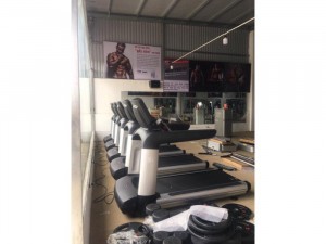 Máy chạy bộ phòng Gym life fitness giá cạnh trang
