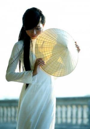Nón đẹp trong tà áo dài