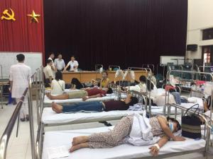 Chăm sóc người bị sốt xuất huyết chú ý những vấn đề sau: ăn đồ ăn thanh mát, dễ tiêu hóa, uống nhiều nước, ăn nhiều hoa quả, giữ gìn vệ sinh sạch sẽ, mặc đồ thoáng mát.