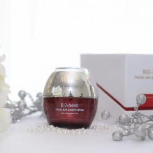 Bio – Nano Facial Cream Ngày & Đêm là kem dưỡng trắng phục hồi hư tổn trên da, được đánh giá là giải pháp hoàn hảo nhằm hỗ trợ phục hồi và tái tạo làn da trắng sáng mịn màng.
Giúp chống lại các dấu hiệu lão hoá da như nám , nếp nhăn , da thô ráp và không đều màu .Cung cấp dưỡng chất và vitamin
Ngăn ngừa mụn, Giảm thâm sạm nám, Cân bằng độ ẩm , làm mềm da, Se khít lỗ chân lông, Xóa bỏ các nếp nhăn, Tăng sức đề kháng chống viêm da
Hướng dẫn sử dụng: Rửa sạch mặt, Thoa đều một lớp mỏng kem lên da mặt từ 1 đến 2 lần vào sáng và tối, phù hợp với mọi loại da. Đặc biệt không bắt nắng