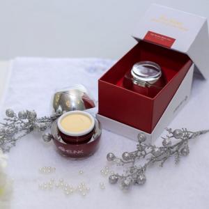 Bio – Nano Facial Cream Ngày & Đêm là kem dưỡng trắng phục hồi hư tổn trên da, được đánh giá là giải pháp hoàn hảo nhằm hỗ trợ phục hồi và tái tạo làn da trắng sáng mịn màng.
Giúp chống lại các dấu hiệu lão hoá da như nám , nếp nhăn , da thô ráp và không đều màu .Cung cấp dưỡng chất và vitamin
Ngăn ngừa mụn, Giảm thâm sạm nám, Cân bằng độ ẩm , làm mềm da, Se khít lỗ chân lông, Xóa bỏ các nếp nhăn, Tăng sức đề kháng chống viêm da
Hướng dẫn sử dụng: Rửa sạch mặt, Thoa đều một lớp mỏng kem lên da mặt từ 1 đến 2 lần vào sáng và tối, phù hợp với mọi loại da. Đặc biệt không bắt nắng