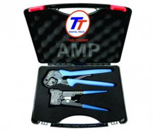 KÌM BẤM MANG AMP CAT 5 & CAT 6
Mã hàng: KÌM BẤM MANG AMP CAT 6
Hãng sản xuất AMP
Hand Tool, w/Die Set, Cat6, RJ45 Mod Plug, OD 6-7mm.
Kìm bấm đầu nối cáp chuẩn Cat 6 co điểm đặc trưng nổi bật là sự kết hợp giữa một thân kềm, môt tay cầm và
một hàm kẹp cố định (stationary jaw), một hàm kẹp di động, và một tay cầm di động, và một hệ thống bánh
răng điều chỉnh được, tất cả tạo nên cây kềm hoàn chỉnh.