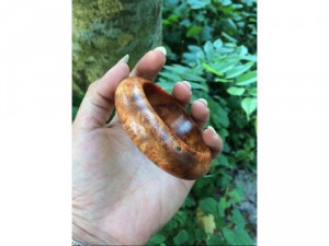 Cần bán còng tay gỗ huyết long