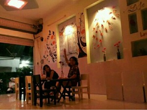 Bàn ghế gỗ dành cho quán trà sữa