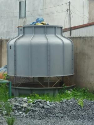 Tháp nước giải nhiệt, đã sử dụng gần được 1 năm. máy tốt, bề ngang 2m2.