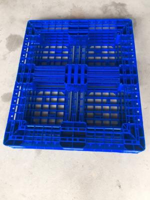 Pallet nhựa Môi Trường Xanh Đa dạng màu sắc: đen, ghi, xanh dương,.. Pallet có 20 điểm chống trượt và 4 hướng nâng .Ưu điểm: Độ bền cao, chịu được mọi thời tiết, chịu được tải trọng nặng, dễ mang vác