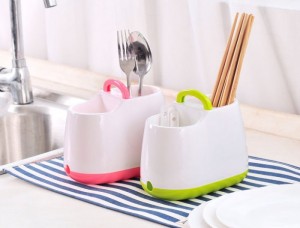 Khay đựng muỗng đũa với thiết kế gồm 2 ngăn riêng biệt, giúp bạn phân loại và sắp xếp muỗng, đũa gọn gàng, ngăn nắp hơn.
