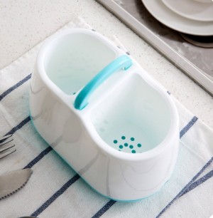 Đáy hộp có khe thoát nước tiện dụng, giữ cho các vật dụng luôn khô ráo, sạch sẽ.