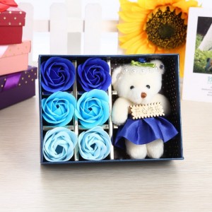 Hoa hồng sáp thơm gồm 6 bông kèm gấu giá sỉ là sản phẩm được tạo hình đẹp mắt và sống động cùng hương thơm quyến rũ, là quà tặng thú vị mà bạn có thể lựa chọn để dành cho người mà mình yêu quý.