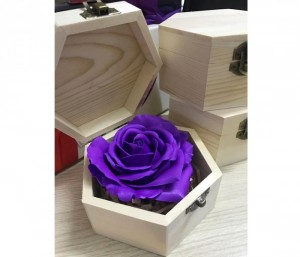 Với màu sắc tự nhiên, đẹp mắt, được tạo hình khéo léo từ sáp, có thể lưu được hương thơm từ 2 - 3 năm, hoa hồng sáp trái tim sẽ giúp bạn gửi gắm những thông điệp đến yêu thương đến người nhận.