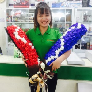 Hoa hồng sáp 99 bông dài có hương thơm nhẹ nhàng, quyến rũ và dễ chịu, vừa giúp tạo hương thơm cho khắp căn phòng vừa trang trí cho góc phòng thêm sinh động, cuốn hút.