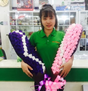 Được tạo hình từ sáp, có thể lưu được hương thơm từ 2 - 3 năm, cho hình ảnh trông như bông hoa hồng thật, có màu sắc nhã nhẵn trông như những bông hoa tươi thật, trông rất bắt mắt và nổi bật.