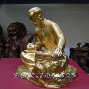 Tượng đồng Bác Hồ ngồi viết sách, dịch sử Đảng bằng đồng nguyên chất