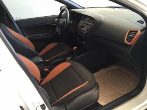 Hyundai i20 active NK SX 2015,số tự động,tích hợp vô lăng,CKTM