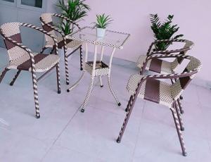Cần thanh lý gấp bộ bàn ghế cà phê giá r