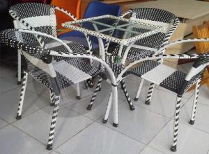Bàn ghế nhựa có rất nhiều loại giá rẻ bán trực tiếp tại xưởng