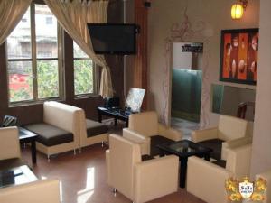 Nội Thất quang Đại Chuyên cung cấp sofa caffe giá rẻ, sản phẩm được bảo hành 12 thang, giao hàng tận nơi, miễn phí vận chuyển cho khách đặc với số lượng nhiều, mọi chi tiết về sản phẩm xin liên hệ, 0975223346 gặp mr đại nhé, rất hân hạnh chào đón quý