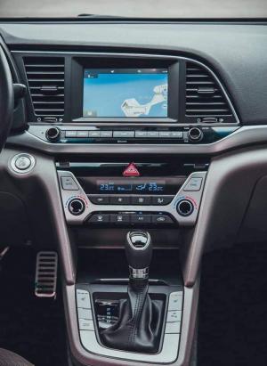 Bán xe Hyundai elantra 1.6AT, hổ trợ khách hàng lên đến 90trieu