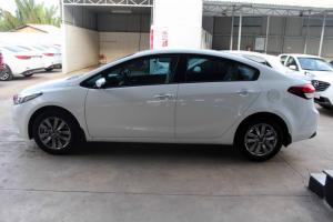 Cần bán gấp Kia Cerato số sàn đời 2017, xe mới 100%