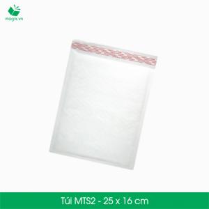 NGUYÊN LIỆ U ĐÓNG GÓI GIAO HÀNG CHUYỂN PHÁT NHANH COD
Sản phẩm: Túi giấy lót bong bóng khí (chống sốc) MTS2 - 25x16 cm
Đặc điểm: Dạng túi giấy kết hợp lót bong bóng khí ( màng xốp hơi ),tiện dụng,chỉ cần bỏ sản phẩm vào túi và quấn lại mà không cần phải cắt.
Thời gian xử lý đơn hàng nhanh hơn
Tiết kiệm thời gian, công sức hơn so với dạng cuộn và đóng gói vận chuyển phù hợp theo quy định của các hãng vận chuyển hàng trong nước và ngoài nước.
Kích thước sản phẩm: MTS2 - 25x16 cm
Hình thức: Dạng túi giấy lót bong bóng khí (chống sốc)
Danh mục: Sản phẩm chêm chèn chống va đập
Sản phẩm: Túi giấy lót bong bóng khí (màng xốp hơi , Bubble wrap)
Công năng: Bảo vệ trực tiếp sản phẩm, đặc thù các sản phẩm dễ vỡ, chêm chèn chống va đập. Khác với mút xốp,thùng carton công năng của màng xốp hơi chống va đập KHÔNG TRUYỀN LỰC, vì vậy khi bảo vệ bằng màng xốp hơi, túi giấy lót bóng khí (chống sốc) sẽ giúp cho sản phẩm được bảo vệ an toàn nhất so với chêm chèn bằng mút xốp