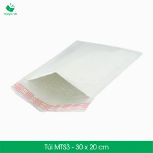 NGUYÊN LIỆU ĐÓNG GÓI GIAO HÀNG CHUYỂN PHÁT NHANH COD
Sản phẩm: Túi giấy lót bong bóng khí (chống sốc) MTS3 - 30x20 cm
Đặc điểm: Dạng túi giấy kết hợp lót bong bóng khí ( màng xốp hơi ),tiện dụng,chỉ cần bỏ sản phẩm vào túi và quấn lại mà không cần phải cắt.
Thời gian xử lý đơn hàng nhanh hơn
Tiết kiệm thời gian, công sức hơn so với dạng cuộn và đóng gói vận chuyển phù hợp theo quy định của các hãng vận chuyển hàng trong nước và ngoài nước.
Kích thước sản phẩm: MTS3 - 30x20 cm
Hình thức: Dạng túi giấy lót bong bóng khí (chống sốc)
Danh mục: Sản phẩm chêm chèn chống va đập
Sản phẩm: Túi giấy lót bong bóng khí (màng xốp hơi , Bubble wrap)
Công năng: Bảo vệ trực tiếp sản phẩm, đặc thù các sản phẩm dễ vỡ, chêm chèn chống va đập. Khác với mút xốp,thùng carton công năng của màng xốp hơi chống va đập KHÔNG TRUYỀN LỰC, vì vậy khi bảo vệ bằng màng xốp hơi, túi giấy lót bóng khí (chống sốc) sẽ giúp cho sản phẩm được bảo vệ an toàn nhất so với chêm chèn bằng mút xốp