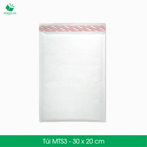 NGUYÊN LIỆU ĐÓNG GÓI GIAO HÀNG CHUYỂN PHÁT NHANH COD
Sản phẩm: Túi giấy lót bong bóng khí (chống sốc) MTS3 - 30x20 cm
Đặc điểm: Dạng túi giấy kết hợp lót bong bóng khí ( màng xốp hơi ),tiện dụng,chỉ cần bỏ sản phẩm vào túi và quấn lại mà không cần phải cắt.
Thời gian xử lý đơn hàng nhanh hơn
Tiết kiệm thời gian, công sức hơn so với dạng cuộn và đóng gói vận chuyển phù hợp theo quy định của các hãng vận chuyển hàng trong nước và ngoài nước.
Kích thước sản phẩm: MTS3 - 30x20 cm
Hình thức: Dạng túi giấy lót bong bóng khí (chống sốc)
Danh mục: Sản phẩm chêm chèn chống va đập
Sản phẩm: Túi giấy lót bong bóng khí (màng xốp hơi , Bubble wrap)
Công năng: Bảo vệ trực tiếp sản phẩm, đặc thù các sản phẩm dễ vỡ, chêm chèn chống va đập. Khác với mút xốp,thùng carton công năng của màng xốp hơi chống va đập KHÔNG TRUYỀN LỰC, vì vậy khi bảo vệ bằng màng xốp hơi, túi giấy lót bóng khí (chống sốc) sẽ giúp cho sản phẩm được bảo vệ an toàn nhất so với chêm chèn bằng mút xốp