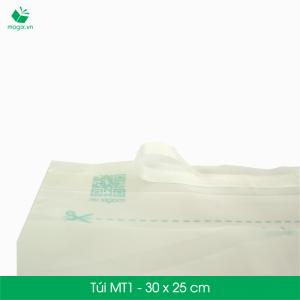 Túi nilon giao hàng được xem là sản phẩm đóng gói lý tưởng vì khả năng sử dụng đa dạng, hiệu quả và tiết kiệm chi phí so với hộp carton đóng gói. Túi nilon giao hàng cũng được sử dụng rộng rãi phục vụ cho nhu cầu của các doanh nghiệp như: đựng hồ sơ, catalogue, đặc biệt là trong thương mại điện tử và vận chuyển.
Các ưu điểm vượt trội của túi nilon đóng gói so với túi nilon thường
Tiện lợi & an toàn - Túi có sẵn đường băng keo nêm phong; chỉ cần tháo và dán.
Thẩm mỹ và bền bỉ - Sản xuất bằng vật liệu nhựa trơn và bền giúp không bị nhăn và rách trong quá trình vận chuyển.
Nhanh chóng - Bảng thông tin giao hàng (người gửi, người giao, địa chỉ giao hàng, giá trị đơn hàng...) được in sẵn trên túi
Thân thiện môi trường - Túi được sản xuất từ nguyên liệu tái chế và có khả năng tự phân hủy.
Túi nilon giao hàng dùng cho các sản phẩm sau:
Sản phẩm có tính đàn hồi: quần áo, thời trang, vải, da, nhựa dẻo…
Sản phẩm đã có hộp cứng sẵn đi kèm.
Sản phẩm không có các vật cạnh nhọn.
Sản phẩm không có khả năng chịu ẩm và cần được chống thấm.
Đặc điểm kĩ thuật
Mã sản phẩm: MT1
Kích thước: 30x25 cm
Độ dài miệng túi: 4.8 cm
Độ dài băng keo dán: 1.5 cm
Độ dày túi: 50micron +/-10%
Số lượng túi tối thiểu 1 lần đặt: 50 túi
Lưu ý: Túi nilon không được dùng để đóng gói hàng dễ vỡ (thủy tinh, có chứa chất lỏng, đồ điện tử...). Để bảo đảm an toàn cho các sản phẩm này, Magix đề xuất bạn nên sử dụng hộp carton đóng gói đã đạt chuẩn có sẵn trên website của Magix.