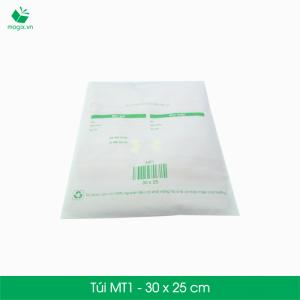 Túi nilon giao hàng được xem là sản phẩm đóng gói lý tưởng vì khả năng sử dụng đa dạng, hiệu quả và tiết kiệm chi phí so với hộp carton đóng gói. Túi nilon giao hàng cũng được sử dụng rộng rãi phục vụ cho nhu cầu của các doanh nghiệp như: đựng hồ sơ, catalogue, đặc biệt là trong thương mại điện tử và vận chuyển.
Các ưu điểm vượt trội của túi nilon đóng gói so với túi nilon thường
Tiện lợi & an toàn - Túi có sẵn đường băng keo nêm phong; chỉ cần tháo và dán.
Thẩm mỹ và bền bỉ - Sản xuất bằng vật liệu nhựa trơn và bền giúp không bị nhăn và rách trong quá trình vận chuyển.
Nhanh chóng - Bảng thông tin giao hàng (người gửi, người giao, địa chỉ giao hàng, giá trị đơn hàng...) được in sẵn trên túi
Thân thiện môi trường - Túi được sản xuất từ nguyên liệu tái chế và có khả năng tự phân hủy.
Túi nilon giao hàng dùng cho các sản phẩm sau:
Sản phẩm có tính đàn hồi: quần áo, thời trang, vải, da, nhựa dẻo…
Sản phẩm đã có hộp cứng sẵn đi kèm.
Sản phẩm không có các vật cạnh nhọn.
Sản phẩm không có khả năng chịu ẩm và cần được chống thấm.
Đặc điểm kĩ thuật
Mã sản phẩm: MT1
Kích thước: 30x25 cm
Độ dài miệng túi: 4.8 cm
Độ dài băng keo dán: 1.5 cm
Độ dày túi: 50micron +/-10%
Số lượng túi tối thiểu 1 lần đặt: 50 túi
Lưu ý: Túi nilon không được dùng để đóng gói hàng dễ vỡ (thủy tinh, có chứa chất lỏng, đồ điện tử...). Để bảo đảm an toàn cho các sản phẩm này, Magix đề xuất bạn nên sử dụng hộp carton đóng gói đã đạt chuẩn có sẵn trên website của Magix.