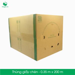 TẠI SAO “THÙNG GIẤY CHÈN” SẼ TẠO CUỘC CÁCH MẠNG ĐÓNG GÓI
Thùng giấy chèn của Magix được hình thành từ một cuộn giấy tái chế cấp thấp có khổ 35cm và chiều dài 200m. Cuộn giấy này được bỏ trong một thùng carton có nắp, giúp dễ dàng sử dụng và thao tác khi đóng gói.
Vậy tại sao phải lựa chọn thùng giấy chèn. Ưu điểm của sản phẩm mới này là gì?
Tiết kiệm chi phí
Được sản xuất bằng nguyên liệu là giấy tái chế cấp thấp, do đó “thùng giấy chèn” có chi phí rất thấp so với các nguyên liệu chêm chèn khác như xốp định hình hoặc cuộn bong bóng khí. Việc sử dụng “thùng giấy chèn” để đóng gói sẽ giúp bạn tiết kiệm rất nhiều chi phí từ chi phí mua hàng, chi phí vận chuyển, thể tích chêm chèn lại lớn hơn. Trung bình với 1 thùng giấy chèn, bạn có thể chêm được khoảng 400-500 đơn hàng nhỏ dưới 1kg.
Tiện lợi khi đóng gói
Xét về tính hữu dụng, khác hoàn toàn với xốp chèn chỉ phủ kín không gian thùng hay bong bóng khí để chống sốc; thùng giấy chèn có tính đa dụng hơn: vừa có thể chêm phủ kín không gian thùng, vừa có tính đàn hồi để giảm lực tác động bên ngoài vào sản phẩm. Thậm chí bạn có thể dùng giấy này để dùng thay cho thùng bóng khí, vừa chêm chèn, lại vừa chống sốc.
Nếu xét về tốc độ đóng gói, “thùng giấy chèn” hoàn toàn vượt trội so với 2 nguyên liệu còn lại bởi đặc tính dễ co bóp của giấy. Trung bình thời gian đóng gói dùng giấy chèn sẽ nhanh hơn 30% so với xốp chèn (do phải đo và cắt thành từng miếng nhỏ cố định) và 50% so với cuộn bóng khí (cắt từ cuộn to thành miếng nhỏ).
Tiết kiệm không gian lưu trữ
Được thiết kế với kích thước đặt vừa trong 1 thùng carton (36 x 25.5 x 25.5 cm) có thể đặt đứng hoặc nằm khi sử dụng, nên thùng giấy chèn rất tiết kiệm không gian đóng gói và lưu trữ, giúp tiết kiệm được chi phí lưu kho và không gian nơi đóng gói.
Với thể tích nhỏ cũng dễ dàng giúp vận chuyển từ nơi này sang nơi khác, tránh trường hợp phải di chuyển sản phẩm cồng kềnh như xốp định hình hoặc cuộn bóng khí.
Thân thiện môi trường
Việc sử dụng nhiều nguyên vật liệu đóng gói bằng hạt nhựa như (xốp chèn, bóng khí…) trong thương mại điện tử đã làm tăng một lượng lớn rác thải vô cơ rất khó tái chế. Hầu hết các sản phẩm này rất khó trong thu gom vì quá nhỏ, nếu có thu gom để tái chế thì mất rất nhiều chi phí do phải tiến hành rất nhiều công đoạn xử lý. Khác hẳn 2 sản phẩm trên, thùng giấy chèn sản xuất bằng giấy tái chế cấp thấp có khả năng tái chế 100% nên rất thân thiện môi trường. Thậm chí trong trường hợp nếu không được thu gom để tái chế, giấy sẽ tự phân hủy thành các chất hữu cơ và không gây hại cho môi trường.
Đặc điểm kỹ thuật
Kích thước thùng chứa: 36 x 25.5 x 25.5 cm
Kích thước cuộn giấy: 0.35 x 200 m
Loại giấy: Giấy nâu tái chế sơ cấp
Định lượng giấy: 120gsm
Khối lượng: ~9 kg
