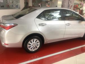 Altis 1.8E CVT màu bạc giao ngay