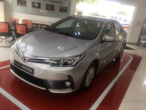 Altis 1.8E CVT màu bạc giao ngay