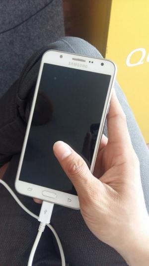 Samsung Galaxy J7 16 GB Trắng
