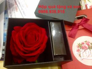 Hộp quà tặng hoa hồng và son