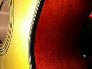 Guitar phím lõm thùng chuẩn