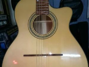Guitar phím lõm thùng chuẩn