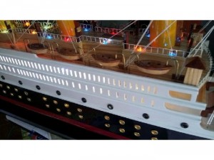 Tàu gỗ sang trọng. Có đèn điện 220v
