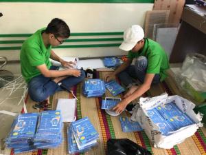 Nhân viên gia công hỗ trợ đóng gói tờ rơi A5 trước khi giao cho khách hàng