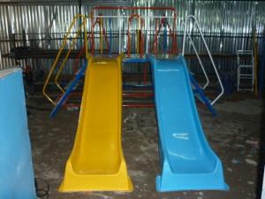 Cầu trượt dành cho bé tại các trường mầm non.