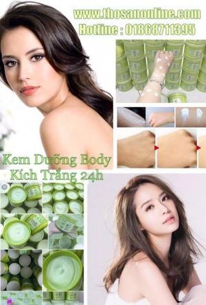 Kem dạng Lotion dưỡng trắng sáng da toàn thân tiết kiệm hơn với chai kích cỡ lớn, kết cấu kem mềm mịn dễ dàng thẩm thấu sâu vào da. Hoạt chất Glutathione và Vitamin C giúp cải thiện da xỉn màu trở nên trắng sáng và hồng hào tự nhiên.
