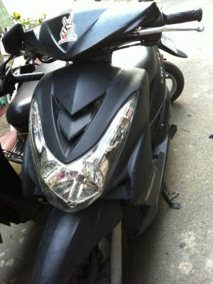 Xe mio màu đen bánh mân