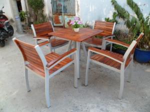 Cần thanh lý bàn ghế gỗ chân sắt giá rẻ..