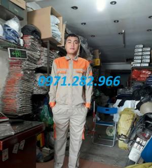 QUẦN ÁO BẢO HỘ PHỐI MÀU ĐỎ GHI KHÔNG TÚI HỘP BA117 GIÁ RẺ TẠI CÔNG TY BẢO AN
Nhà sản xuất: Bảo An
Nước sản xuất: Việt Nam
Tiêu chuẩn chất lượng: TCVN 6692-2000
Chất liệu: vải kaki Pangrim Hàn Quốc
Màu sắc: có thể đặt các màu khác
Kích cỡ: 5-8
– Quần áo bảo hộ chất liệu vải kaki pangrim Hàn Quốc 2721, hút ẩm tốt, thoáng mát, cầm màu tuyệt đối.
– Áo ngắn tay gồm cầu vai, 2 túi đắp trước ngực có nắp đậy, cài khuy, vạt áo bầu. Nẹp áo nổi, mật độ chỉ may chắc chắn, toàn bộ thân áo may mí diễu.
– Quần gồm 2 túi xéo dọc 2 bên sườn và 2 túi hậu. Túi hậu dạng túi mổ 2 viền, có cài khuy.
– Nhận may thêm phản quang, hoặc pha mầu cách tân tạo sự riêng biệt nổi bật
– Kiểu quần áo thích hợp cho kỹ sư, nhân viên bảo trì, chuyên viên kỹ thuật, khối văn phòng, điều hành sản xuất, công nhân…
– Nhận in thêu logo tên các công ty lên áo.