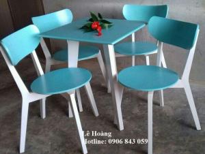 Bàn ghế phòng ăn gồm 1 bàn chữ nhật và 4 ghế