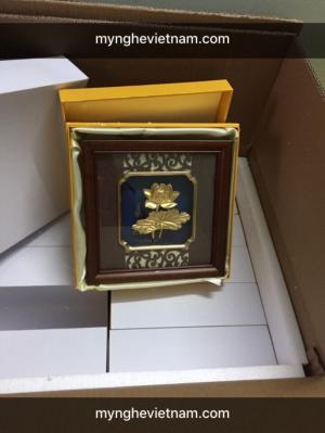 Quà tết Mậu Tuất 2018,tranh hoa sen mạ vàng