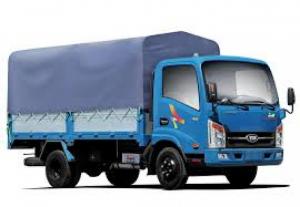 Nhân viên lái xe và phụ xe theo xe ô tô của công ty