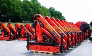 Cẩu xếp Palfinger là thương hiệu nổi tiếng hàng đầu của nước Áo, với ưu điểm gọn nhẹ, động cơ khỏe tính năng an toàn dễ sử dụng, và được lắp đầy đủ tât cả các thiết bị an toàn hiển thị rõ ràng giúp cho công suất làm việc hiệu quả hơn.
Với các ưu điểm của cẩu Palfinger :
Trang bị van giữ tải ,giúp thiết bị hoạt động an toàn
Cẩu có sức nâng max đến 50 tấn: momen nâng max 23 t.m
Tốc độ mở và rút cần cao nhờ tận dụng đường hồi dầu
Tối ưu hóa khả năng nâng nhờ dùng thép cứng chịu lực cường độ cao và thiết kế cần lục giác
Trọng lượng nhẹ nhưng vẫn đạt tiêu chuẩn Châu Âu ( EN12999)
Lắp đặt dễ dàng