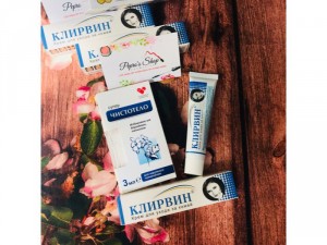 Hiện em đang có 10 thùng kem trị sẹo và gel tẩy nốt ruồi của Nga